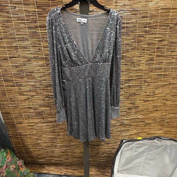 EMERALD SUNDAE Womens Gray Sequined Low Cut Long Sleeve V Neck Short Party Fit + - Picture 2 of 3